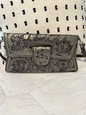 Que Chula collection Western Floral Tooled Leather Crossbody Bag in Silver/Black